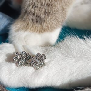 Pendientes Elegantes con Huella de Pata y Pedrería