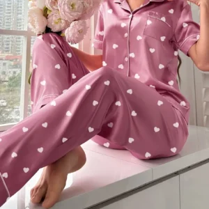 ✨ Conjunto de Pijama de Satén con Estampado de Corazón ✨
