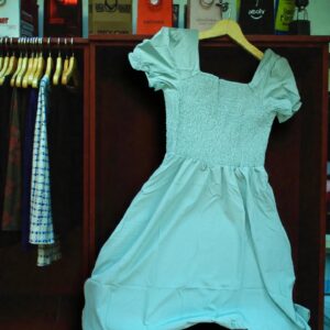 Vestido corto smock celeste con mangas